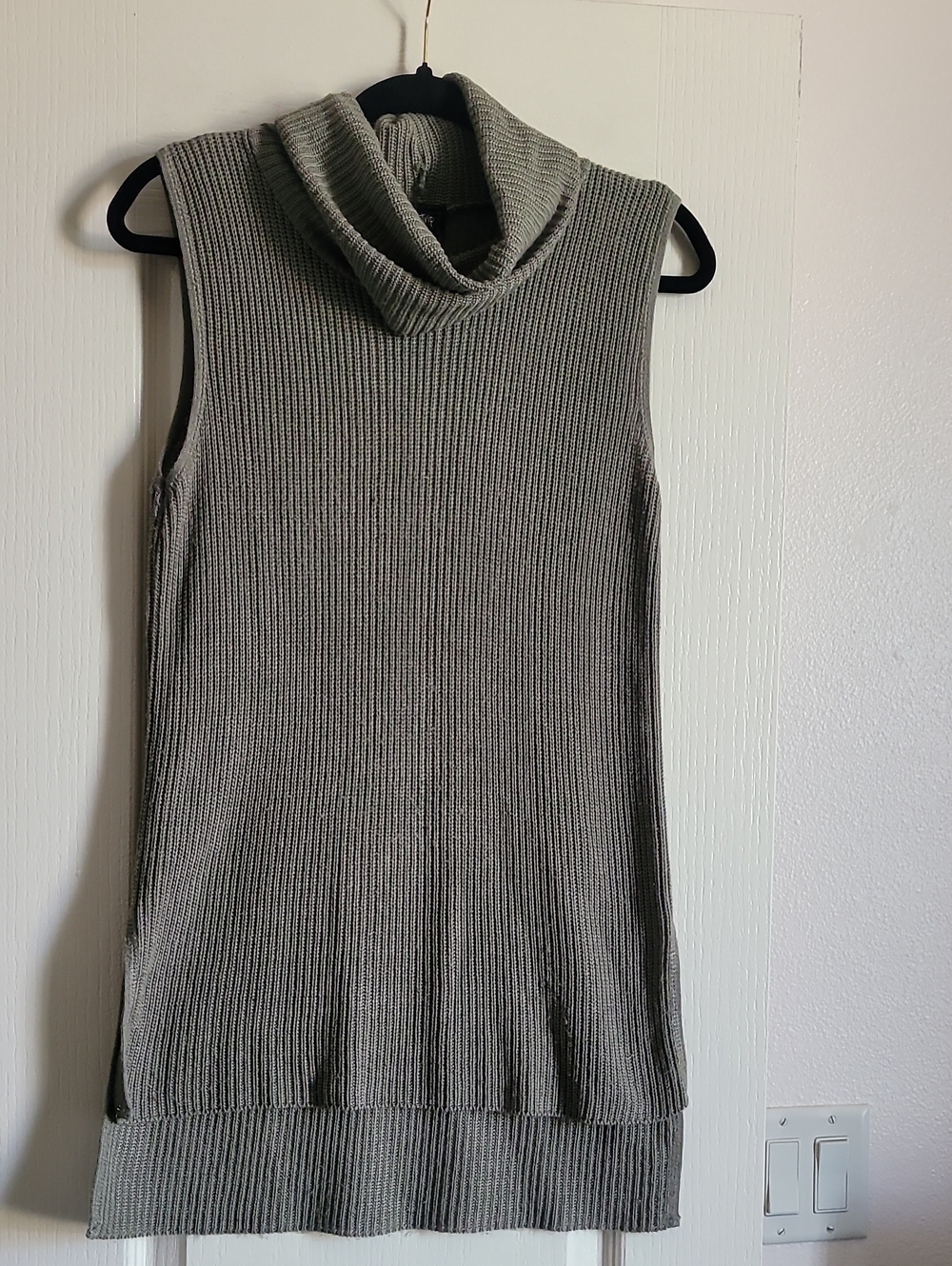 Daytrip Sleeveless Ribbed Cowl-Neck Sweater - Gray
